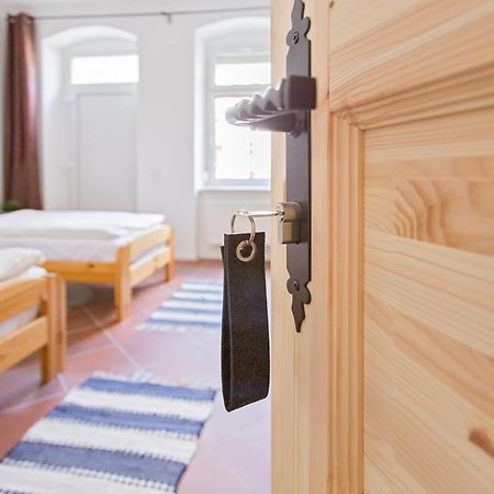 Doppelzimmer III Gaestezimmer In Unterkunft Mit Gemeinschaftsbad Und Gemeinschaftskueche เคมนิตซ์ ภายนอก รูปภาพ