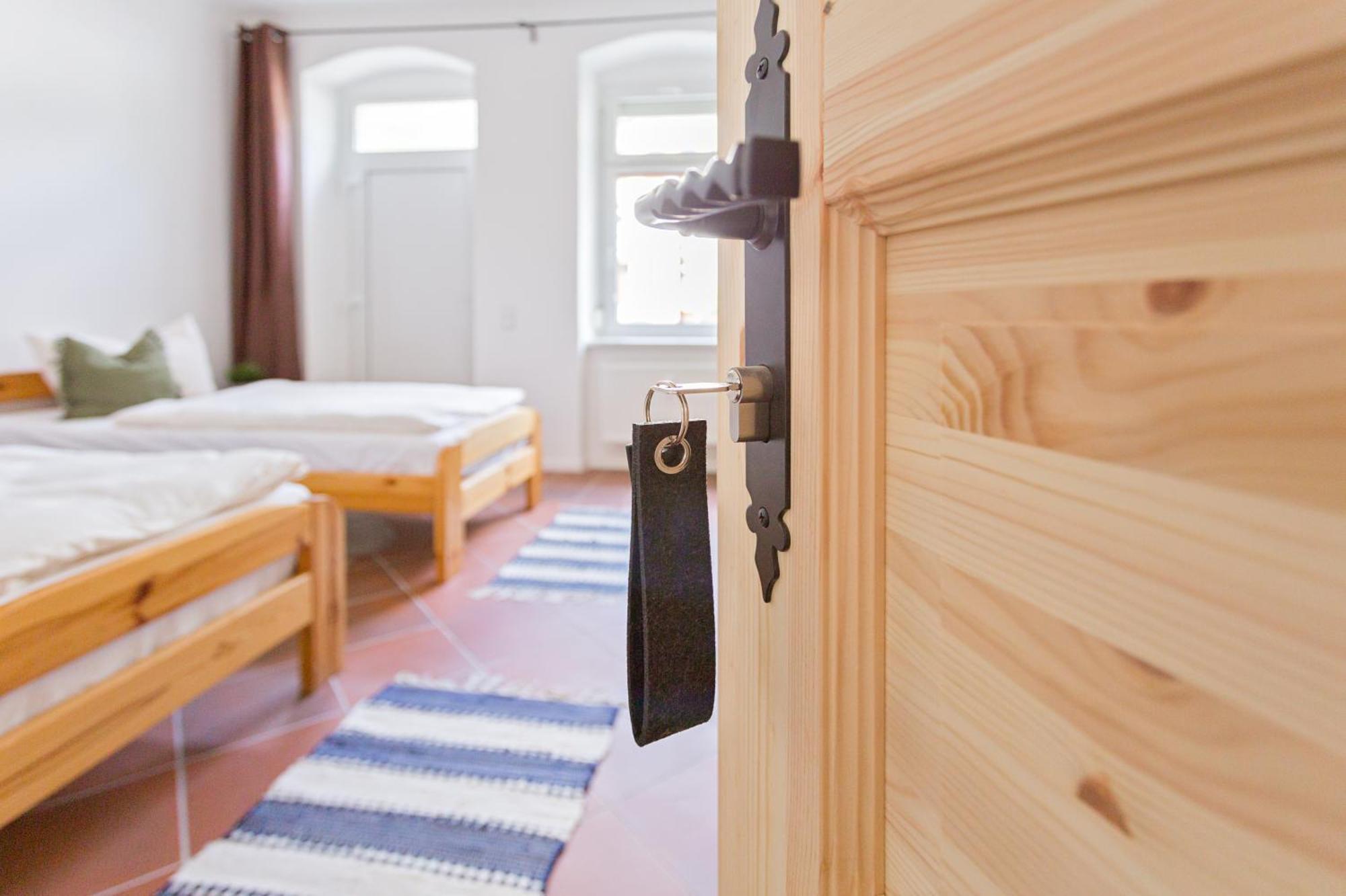 Doppelzimmer III Gaestezimmer In Unterkunft Mit Gemeinschaftsbad Und Gemeinschaftskueche เคมนิตซ์ ภายนอก รูปภาพ