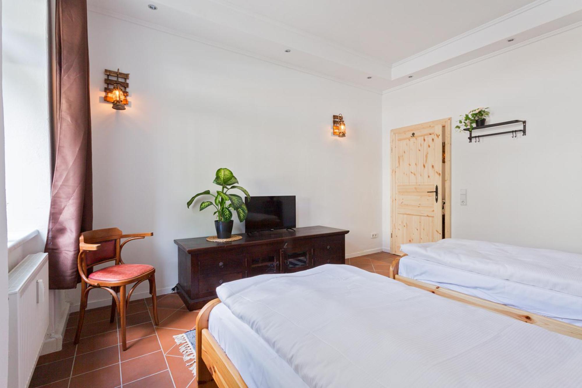 Doppelzimmer III Gaestezimmer In Unterkunft Mit Gemeinschaftsbad Und Gemeinschaftskueche เคมนิตซ์ ภายนอก รูปภาพ