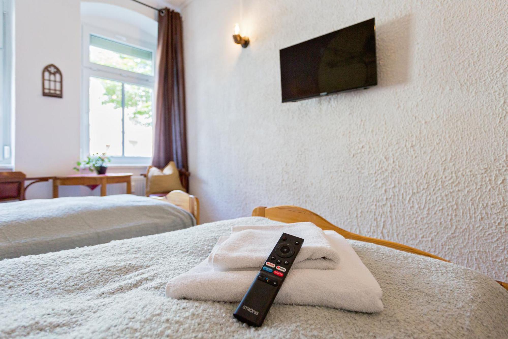 Doppelzimmer III Gaestezimmer In Unterkunft Mit Gemeinschaftsbad Und Gemeinschaftskueche เคมนิตซ์ ภายนอก รูปภาพ