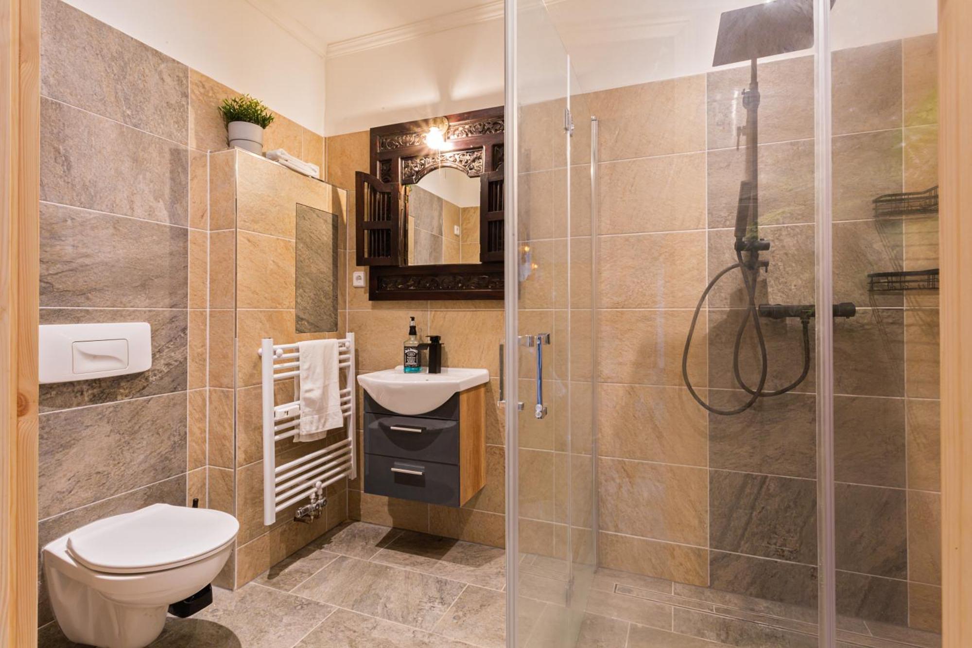 Doppelzimmer III Gaestezimmer In Unterkunft Mit Gemeinschaftsbad Und Gemeinschaftskueche เคมนิตซ์ ภายนอก รูปภาพ